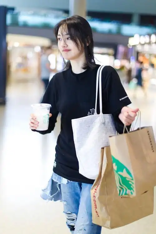 郑爽机场照少女感十足,尽显青春气质,可爱魅力无法挡