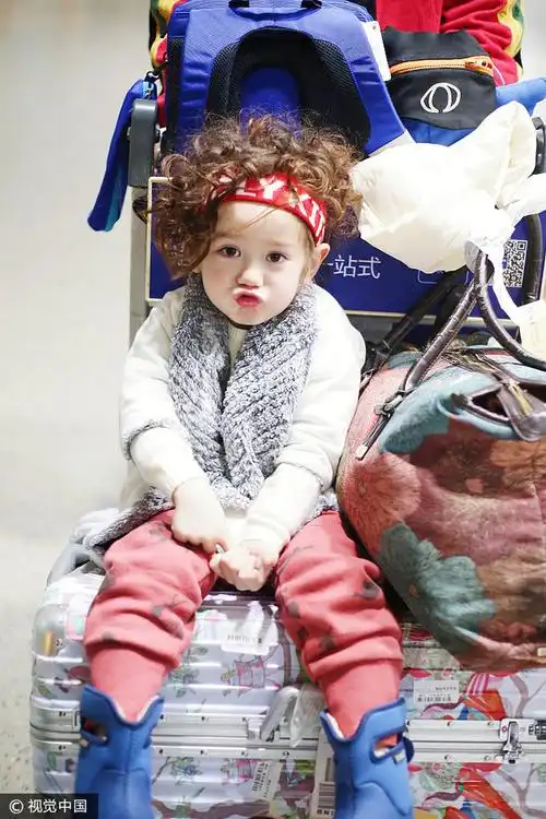 周嘉诚羊羔毛翻领夹克雪地靴 软萌可爱