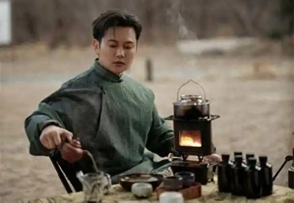 德云社孟鹤堂发文,穿着大褂在外野营,帅气造型引粉丝热议_周九良_观众