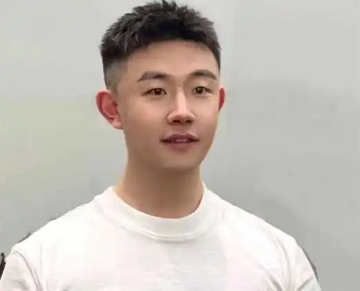 前刺发型,绝对可以笑着出理发店的短发,不知道该怎么剪头发的可以参考