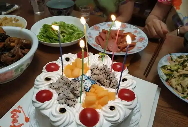 给父亲过生日媳妇准备了10个菜我与父亲喝了1斤白酒2瓶啤酒