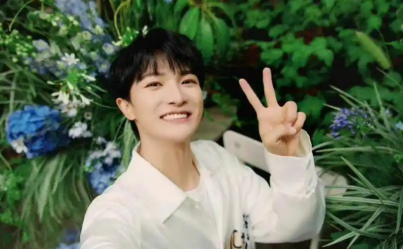 周深向光而行海报释出舞台上的深深好有魅力