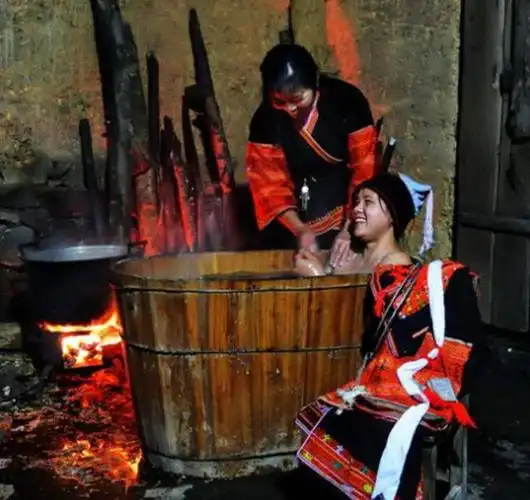 瑶医专家介绍,瑶族药浴是用特制瑶药组合而成,主要成分由透骨草,九节