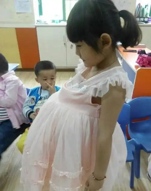 幼儿园组织学习"知母恩",孩子们都怀孕了,扛着大肚子挺像回事