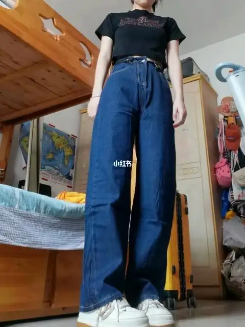 我170入的m的,深蓝色的牛仔裤搭配卫衣会很好看呐!