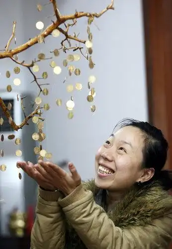 安徽淮北市民制作"摇钱树"祈福中国经济