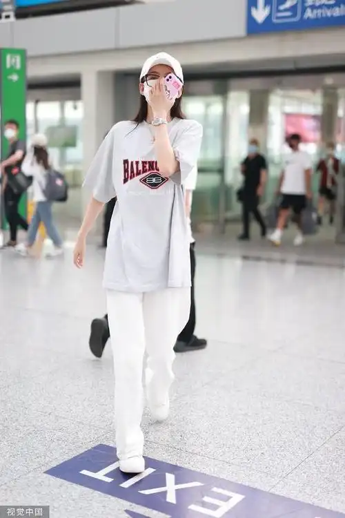组图孙怡穿白t长裤现身机场戴框架眼镜和棒球帽清爽休闲