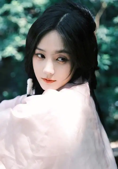 李一桐把古装焊在身上吧##李一桐电影感大片