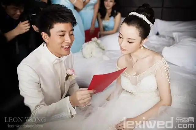 李小璐贾乃亮婚礼现场 粉白见证唯美爱情图集(18/42)