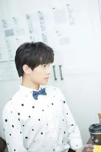 杨洋白衬衫造型清新潇洒