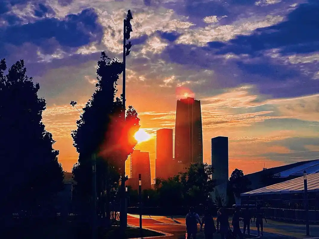 足球7115 #傍晚的天空 #足球场边的风景 #唯有足球不可辜 - 抖音