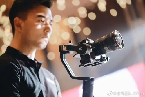 今天拍摄现场,给同事顺手带了几张工作照.喜不喜欢这个小哥哥?