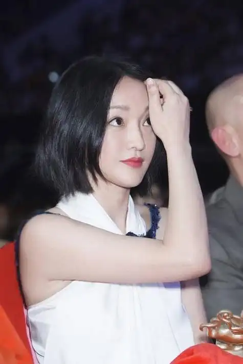 周迅素颜大胆展示真实一面,网友反应出乎意料,引发深刻思考