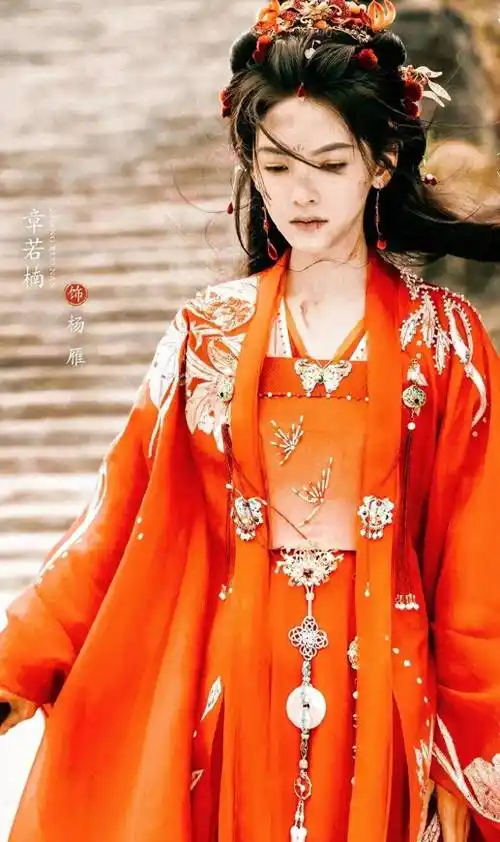 章若楠的造型也不错,带几分破碎柑感!周洁琼侧脸也很美!