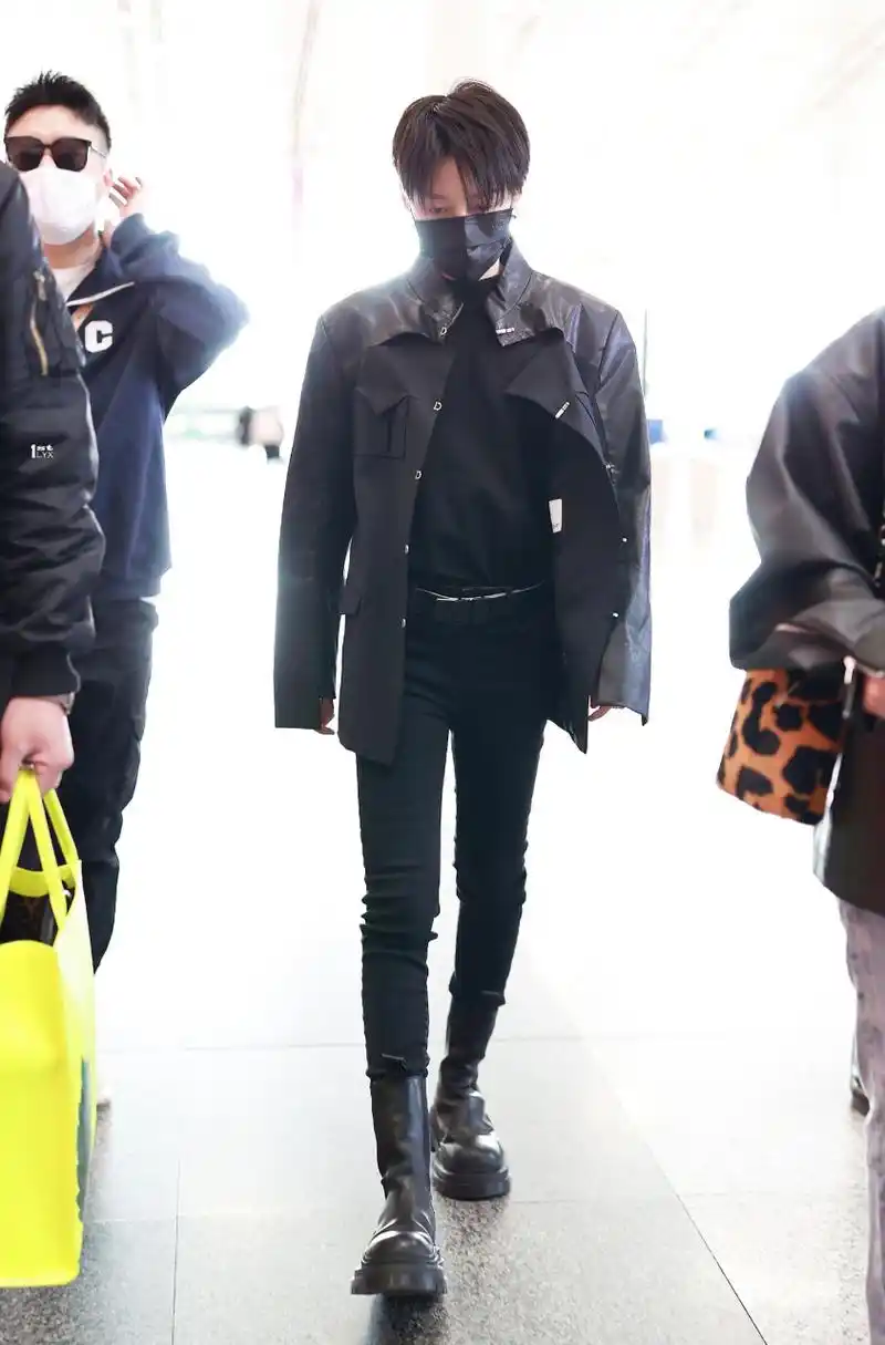 春日约会穿搭# 刘雨昕最新机场私服look,身穿黑色皮质拼接外套搭同