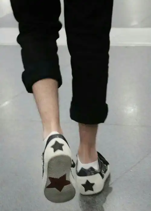 那就再发一遍吧,腿毛合集每个人的身上都有毛毛@任嘉伦allen#任嘉伦