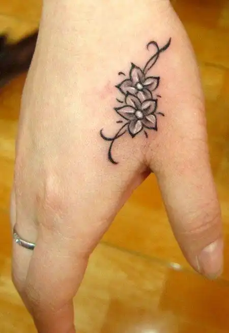 虎口小樱花纹身图案