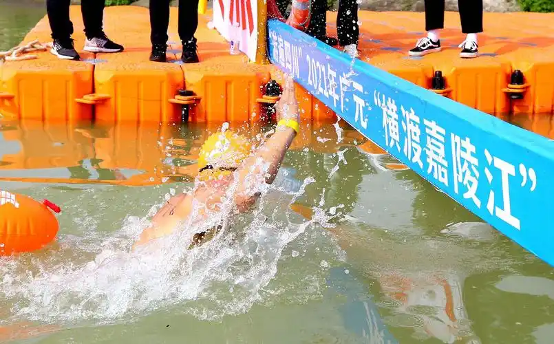 "2021年广元"横渡嘉陵江"公开水域游泳比赛在嘉陵江天成亲水广场举行