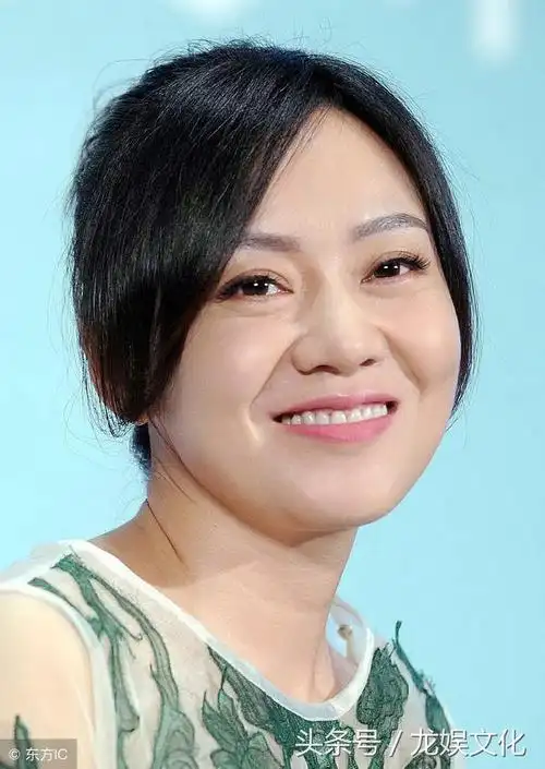 镜头下:47岁的闫妮素颜照,一个细节泄露了她的真实状态!_网易订阅
