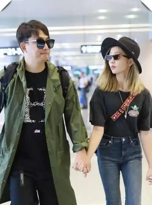 黄磊一家四口高调现身,多多一头黄发真扎眼,6岁多妹红唇更抢镜_感觉