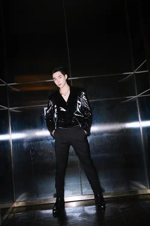 sexy man说这些这全身照谁看不迷糊  @刘宪华henry-lau的身材比例就