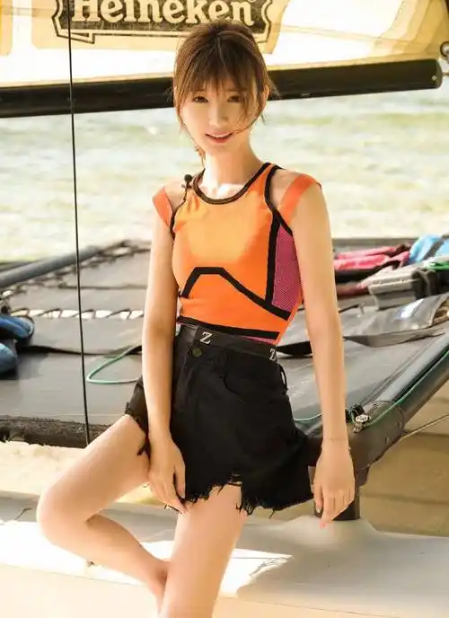 迷人眼毛晓彤竹林拍照白色花边连衣裙显甜又显仙美成初恋