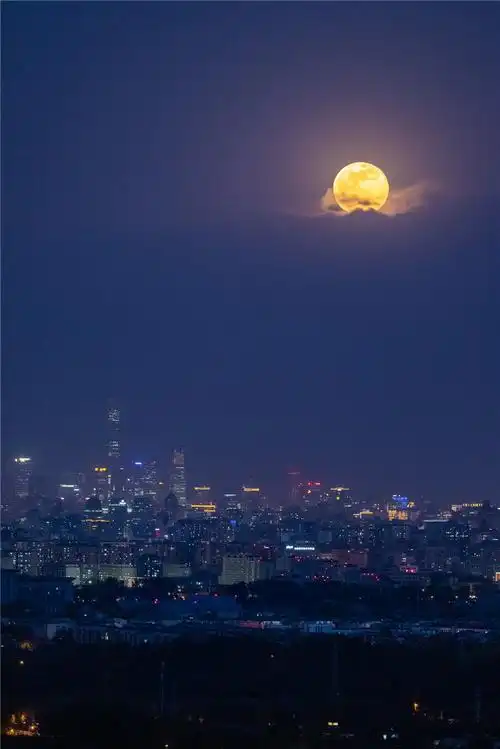 2021首次"超级月亮"现身各地夜空