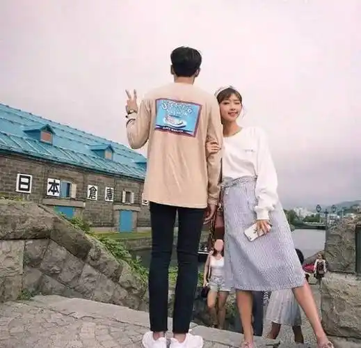 1 王祖蓝&李亚男个子矮的男生大多会想娶一个个子比较高的女生,毕竟要