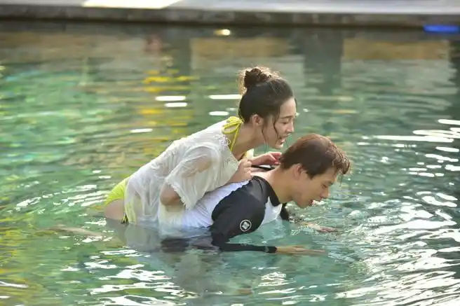 给魏大勋吹头发的是李沁