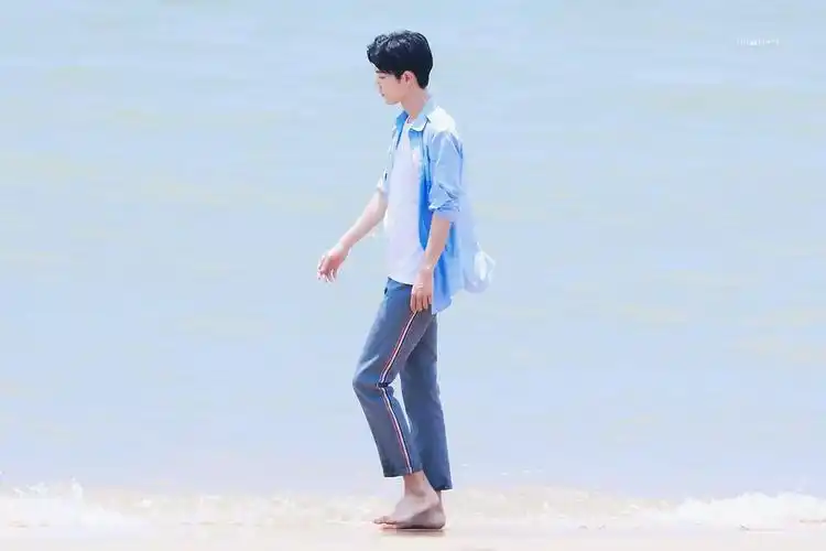才发现肖战和毕雯珺都拍过蓝衬衫白t的海边图,果然夏日的海边和清爽