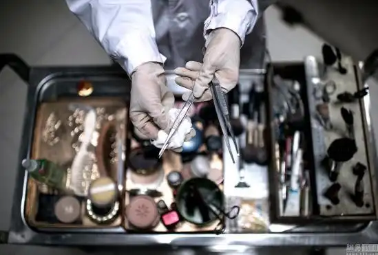 广西柳州市殡葬管理处共有5名遗体化妆师,他们当中年纪最大的52岁,最