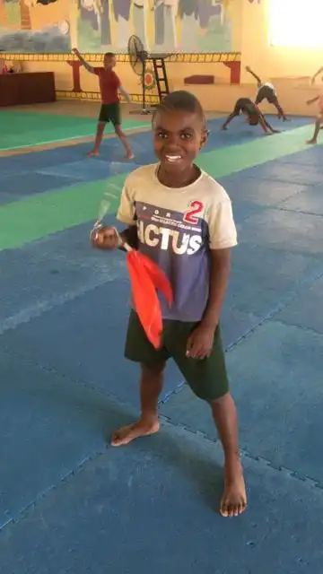 非洲黑娃练习武术九节鞭