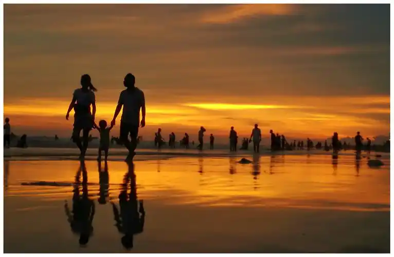 手机:华为荣耀6后期:snapseed拍摄思路:想表达出海滨城市一家三口