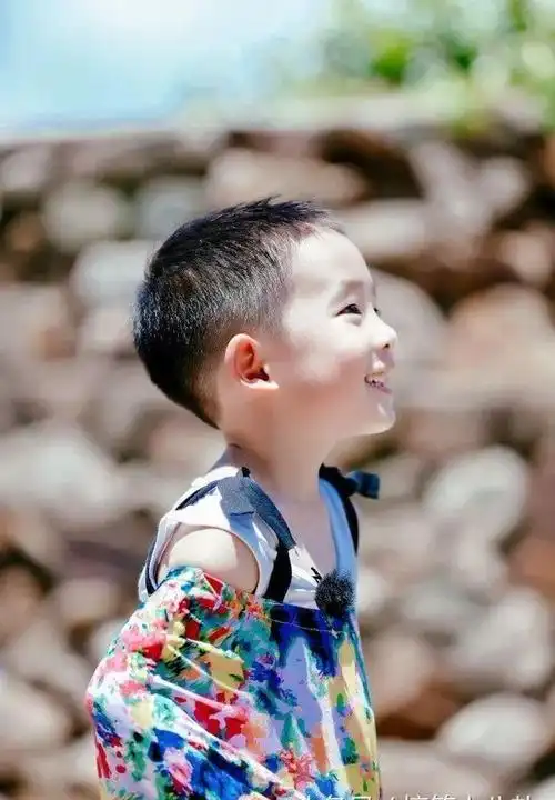 无良媒体曝光小海绵正面照 黄晓明怒怼却得不到网友支持!