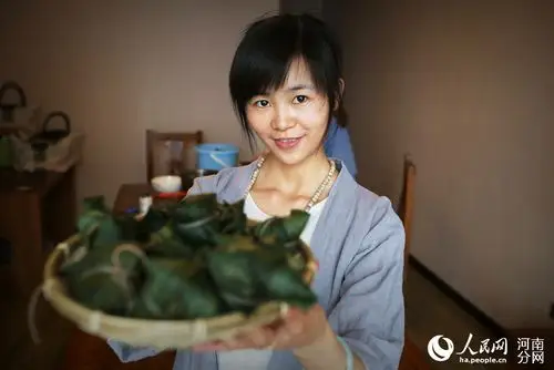 高清:郑州美女手把手教包粽子 让你想起小时候味道