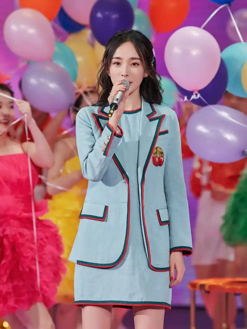 杨幂亮相五四青年晚会,蓝色西装配连衣裙,32岁少女感依旧不减