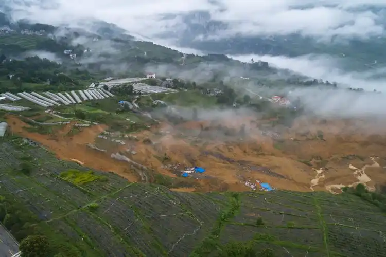 7月21日拍摄的恩施州屯堡乡马者村山体滑坡现场(无人机照片).