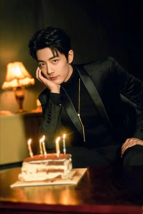 肖战花灰色西装写真