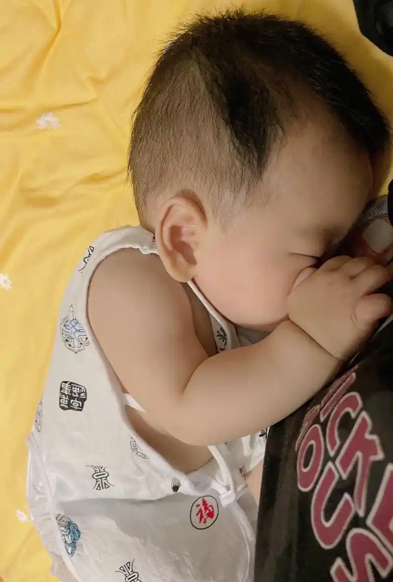 六个月的宝宝平板撑?六个月就会坐会爬的小屹宝贝真的是好乖呀 - 抖音