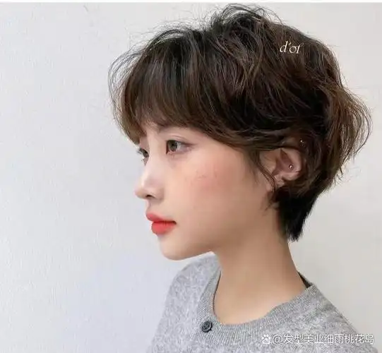 这款超短烫发也非常适合春夏季节,好打理又超显脸小,满满的日系感短发