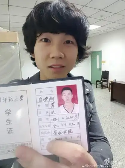 白举纲大学毕业晒证件照白举纲在教室拍照留念新浪娱乐讯 2013年快男