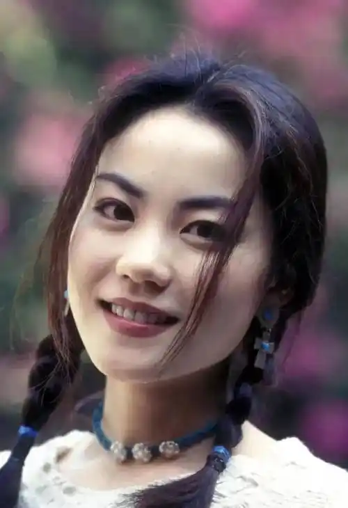 王菲原名夏林,别名王靖雯,体重100斤,身高1.74米,出生于北京.