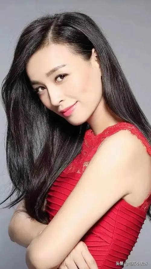 张庭甜美优雅笑容迷人不愧是酒窝女神