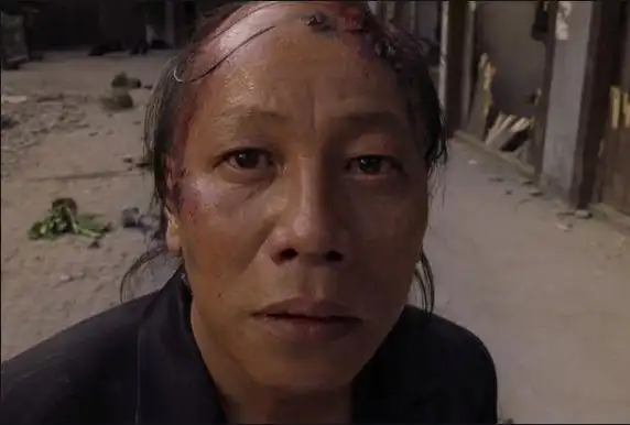 大学教授凌乱的发型备受大家喜爱每堂课学生出勤率非常高