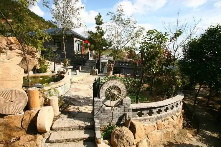 用这句诗来形容崂山民俗文化村再合适不过了.