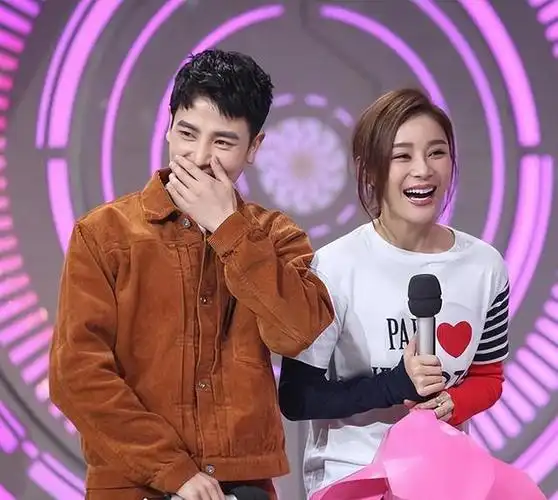 当众撕衣服,开暧昧玩笑,这些女星是真没有分寸感,还是耍流氓?