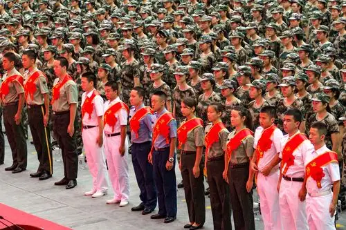 全体起立奏唱国歌【学通社记者 肖倩 摄】