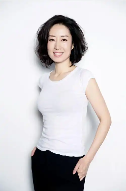 被刘敏涛的熟女风惊艳到穿白t微卷短发48岁美出了新高度