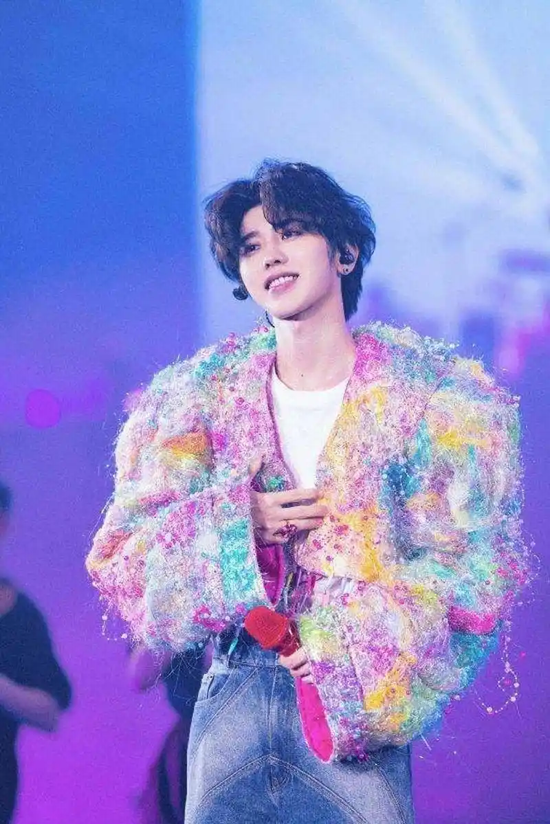 蔡徐坤演唱会主办方宣布:广州站演出将延期举行  搜狐娱乐讯 12日