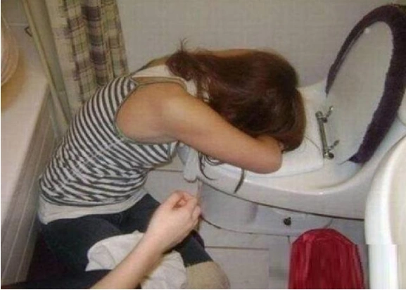 女子喝醉后被陌生男子拖进厕所半小时男子一不小心没忍住